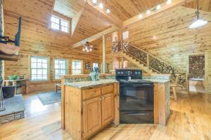 Gallery image of Cozy Creekside Log Cabin w Firepit, Hot Tub, WIFI in Cleveland