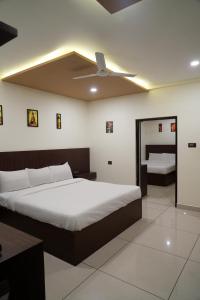 Ένα ή περισσότερα κρεβάτια σε δωμάτιο στο Srirengavilasam Elite - Srirangam