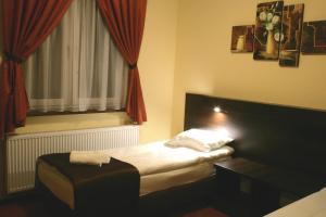 Łóżko lub łóżka w pokoju w obiekcie Hotel Kuźnia Oberża Polska