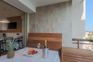 uma mesa com um prato de frutas e copos de vinho em Center Bay Luxueux appartement avec vue mer 6 eme etage em Juan-les-Pins