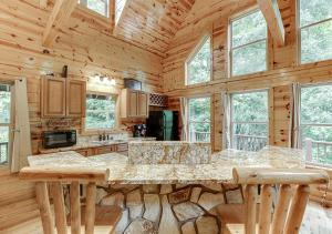 Private Luxury Cabin w Pool Table and Firepit的厨房或小厨房