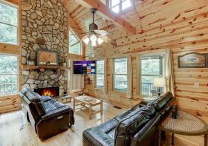 Private Luxury Cabin w Pool Table and Firepit的电视和/或娱乐中心
