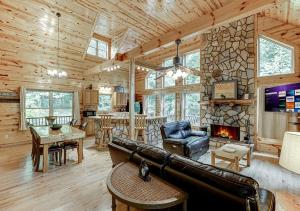 科尼利亚Private Luxury Cabin w Pool Table and Firepit的带沙发和壁炉的客厅