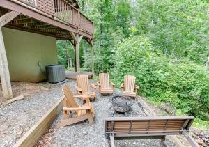 Private Luxury Cabin w Pool Table and Firepit外面的花园