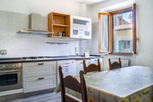une cuisine avec une table et une salle à manger dans l'établissement Casa La Fortezza, à Livourne