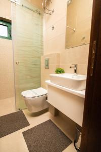 Koupelna v ubytování IPN ROOMs + 23 fotografií
