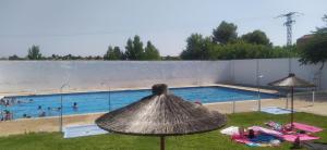 The swimming pool at or close to La casa del pueblo