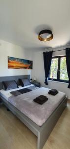 ein Schlafzimmer mit einem großen Bett in einem Zimmer in der Unterkunft Holiday house Manoka in Mali Lošinj