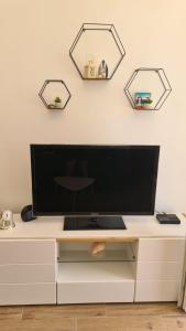 een flatscreen-tv op de top van een witte kast bij Studio apartman Kiara in Bol