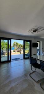 マリ・ロシニにあるHoliday house Manokaのリビングルーム(テーブル、椅子付)が備わります。