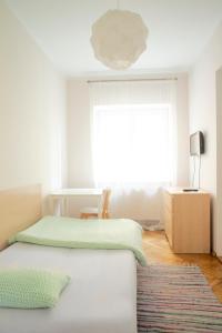 sypialnia z łóżkiem i oknem w obiekcie Willa Na Nehringa w Poznaniu