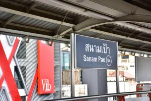 Vib Best Western Sanam Pao في بانكوك: علامة معلقة من سقف المبنى