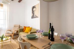 uma sala de jantar com uma mesa com copos de vinho em CENTRIC APARTMENT GAUDI em Barcelona
