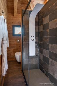 Vannituba majutusasutuses Les chalets d'Éléna