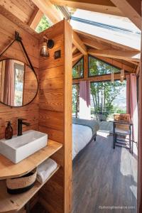 Voodi või voodid majutusasutuse Les chalets d'Éléna toas
