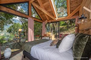 Aed väljaspool majutusasutust Les chalets d'Éléna