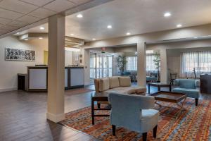 een lobby met een bank, stoelen en een tafel bij Sleep Inn & Suites in Kalamazoo