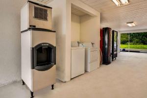 Habitación vacía con nevera y cocina. en Rodeway Inn Sandersville, en Sandersville