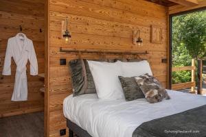 Voodi või voodid majutusasutuse Les chalets d'Éléna toas