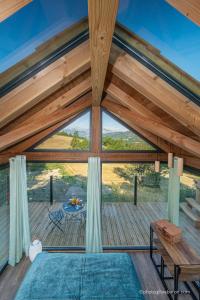 Rõdu või terrass majutusasutuses Les chalets d'Éléna