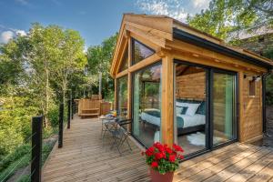 Aed väljaspool majutusasutust Les chalets d'Éléna