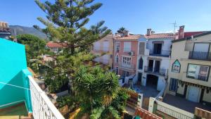 uma vista a partir de uma varanda de uma cidade com casas em Agradable adosado cerca de la playa em Benicàssim
