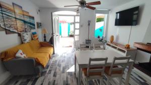 a living room with a couch and a table at Agradable adosado cerca de la playa in Benicàssim