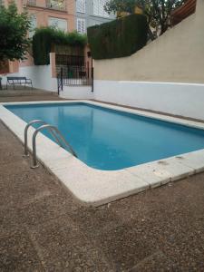 Bazén v ubytování Agradable adosado cerca de la playa nebo v jeho okolí