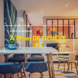 アンヌマスにあるLE CHATELET- Parking Gratuit - Cosy et Design - à 10 mn de Geneveのテーブルと椅子が備わる客室です。