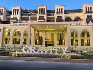 un grand bâtiment avec un panneau devant lui dans l'établissement Gravity Hotel & Aqua Park Hurghada Families and Couples Only, à Hurghada