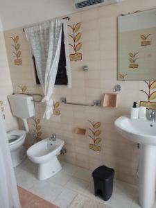 ein Bad mit einem WC und einem Waschbecken in der Unterkunft Masseria chianca in Mottola