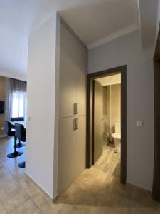 a hallway with a door leading to a bathroom at Hellen's Apartments in Ofrínion