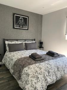 ein Schlafzimmer mit einem Bett mit zwei Kissen darauf in der Unterkunft Shore Times Holiday Chalet Parkdean K75 in Camber