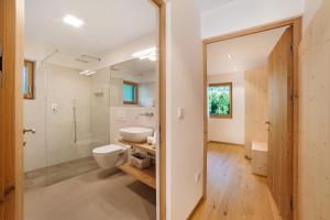 CiardesにあるWaalhof Ferienwohnung Galaのトイレ、洗面台、シャワー付きのバスルーム +18枚の写真