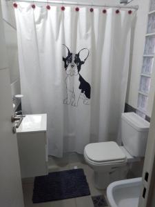 uma casa de banho com uma cortina de chuveiro com um cão em Departamento en Nueva Córdoba - Patagonia 7 em Córdoba