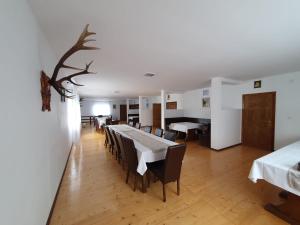 a dining room with a table and chairs at Pensiune Restaurant Cosna in Coşna