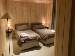 a bedroom with two beds and a lamp in it at Las termas de los Molles in Los Molles