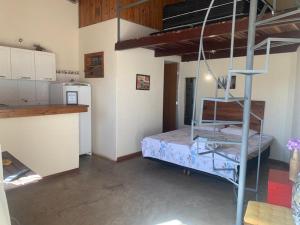 um quarto com um beliche e uma cozinha em Kitnet - Apart Hotel 2 em Sete Lagoas