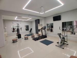 een fitnessruimte met diverse fitnessapparatuur in een kamer bij RESTEL STUDIO FLATS in Hyderabad