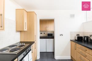 Kuchyň nebo kuchyňský kout v ubytování B46 Coleshill-Hams Hall-HS2 and NEC -3 Bedroom Apartment with 4 Beds + 30 fotografií
