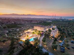 羅薩諾的住宿－特露塔奇名娜塔格雷克酒店，享有带游泳池的建筑的空中景致