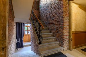 eine Backsteintreppe in einem Haus mit Ziegelwand in der Unterkunft Villa Fortuna in Duszniki-Zdrój