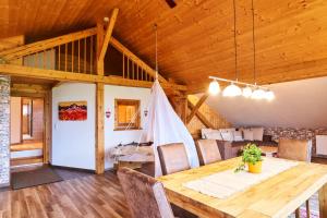 ein Esszimmer mit einem Holztisch und Stühlen in der Unterkunft Haus Sonnblick in Wängle