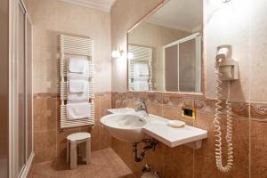 Ένα μπάνιο στο Hotel Residence Gardena Alps 100 +25 φωτογραφίες