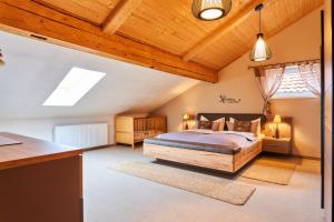 ein Schlafzimmer mit einem Bett und einer Holzdecke in der Unterkunft Haus Sonnblick in Wängle