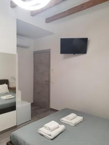 - une chambre avec un lit et 2 serviettes dans l'établissement 5 Terre Station Rooms, à La Spezia