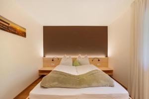 CiardesにあるWaalhof Ferienwohnung Galaの白いシーツと枕が備わったベッドのある寝室