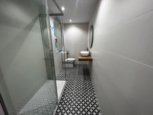 ア・コルーニャにあるOktheway Riego de Aguaのバスルーム(ガラス張りのシャワー、トイレ付) +12枚の写真