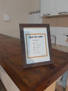 uma imagem emoldurada em cima de uma mesa de madeira em Kitnet - Apart Hotel 2 em Sete Lagoas