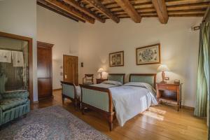 um quarto com uma cama, uma mesa e cadeiras em Le Camere di Palazzo Bortolan em Treviso